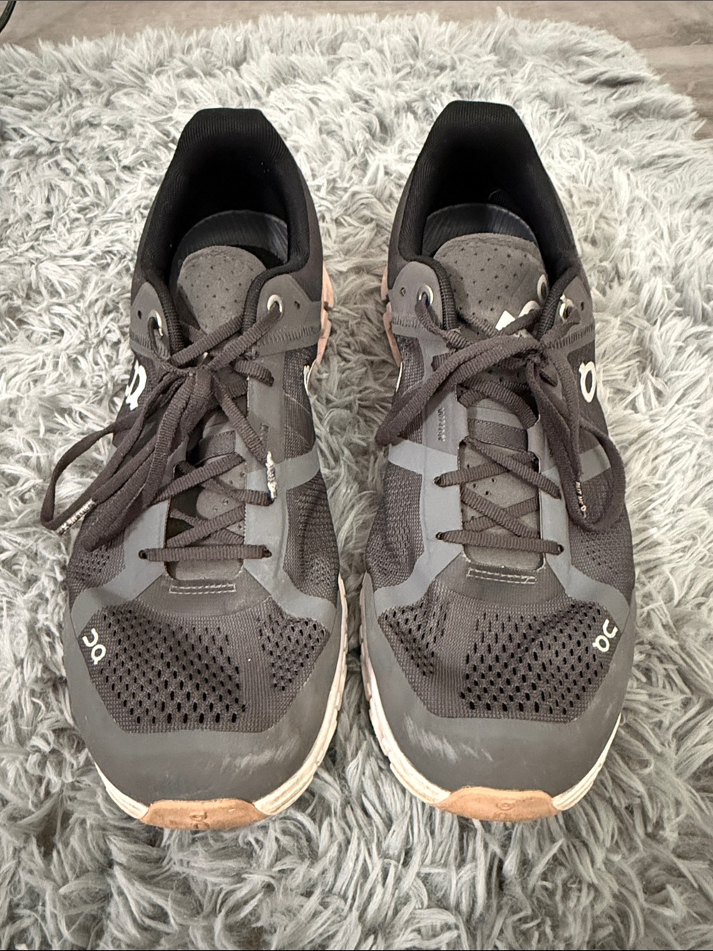 Women’s Dark Gray Running Sneakers with Subtle Tan Accents